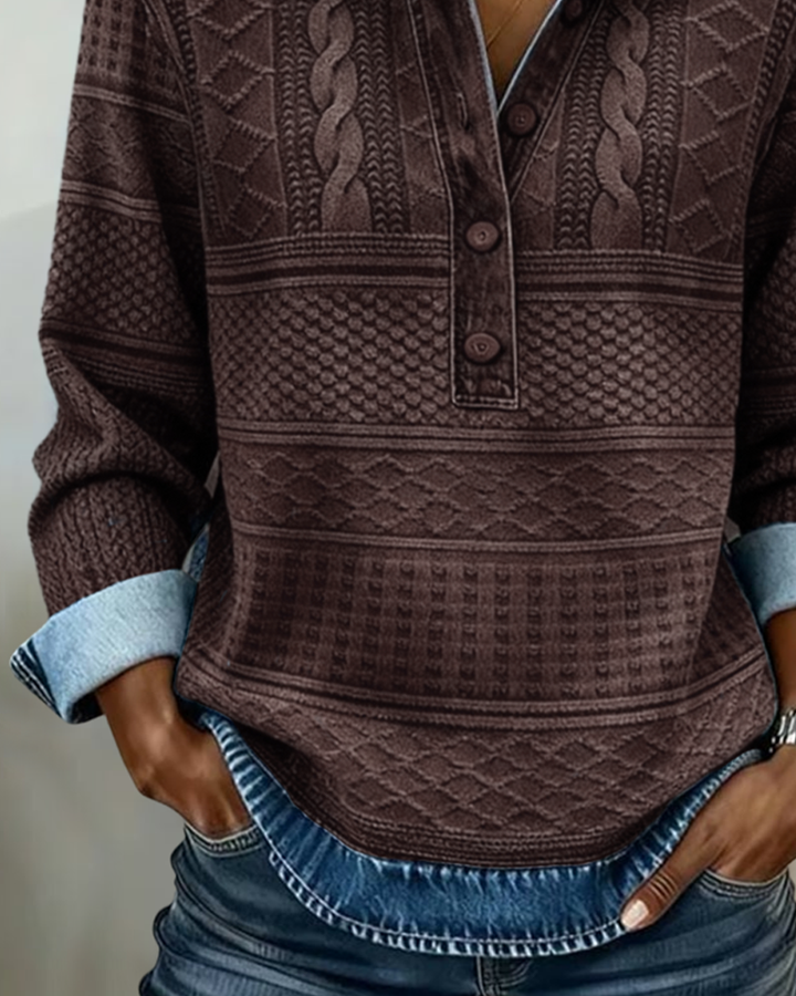 Détail du bas du sweat marron : bandes de motifs texturés, poignets retournés et ourlet façon denim visible sous le pull. 5