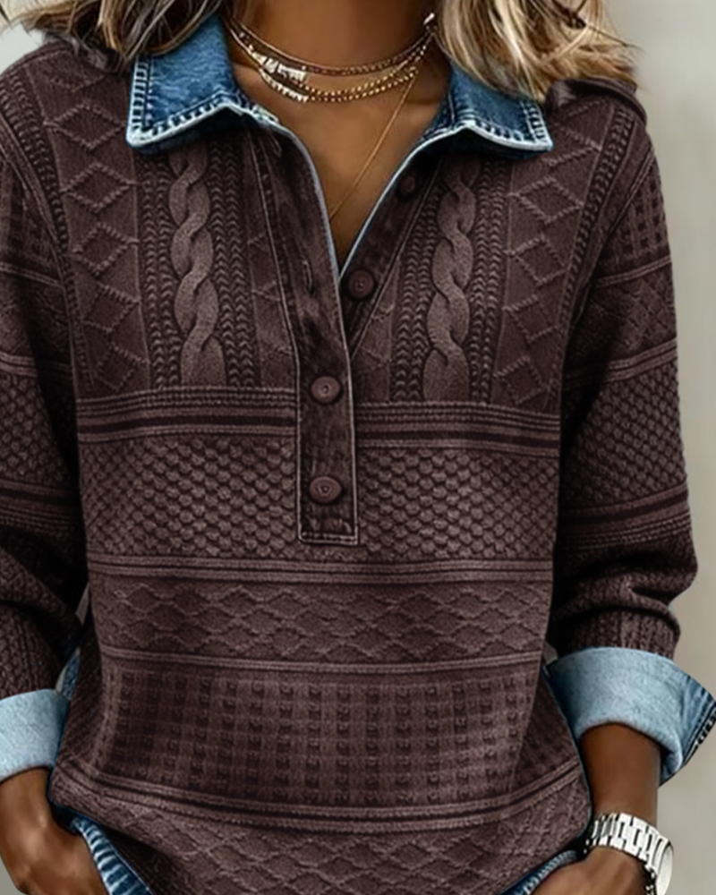 Gros plan sur le col chemise façon denim, le boutonnage et les motifs torsadés du sweat marron porté. 4