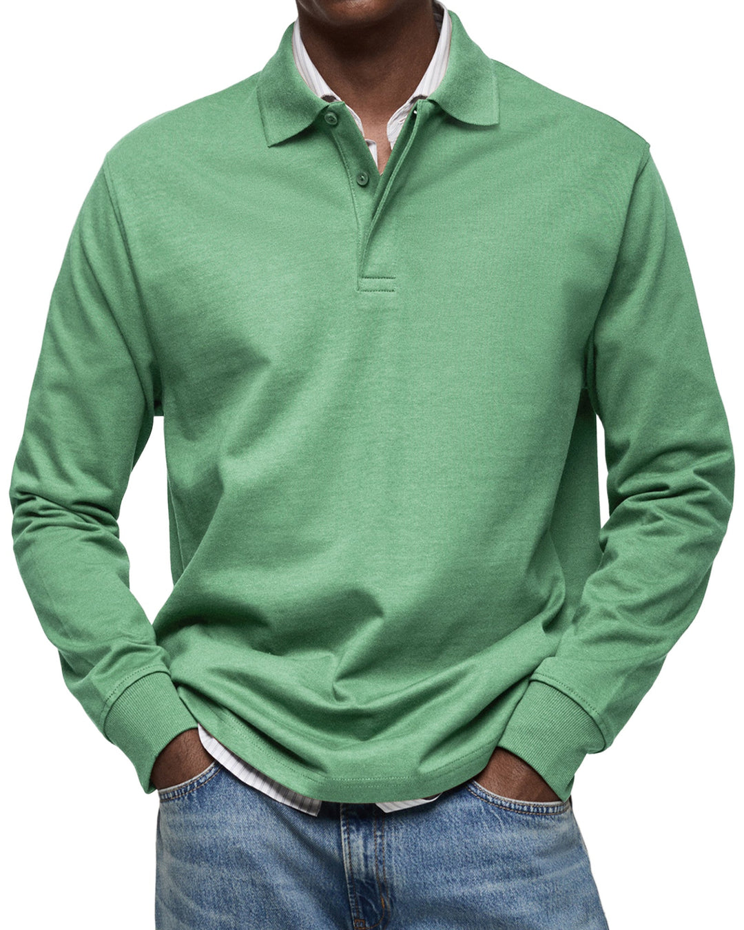 Polo à manches longues vert menthe porté par un homme, mains dans les poches, col classique, chemise rayée dessous et jean. 7