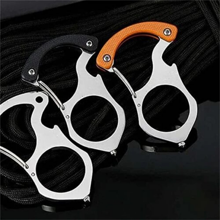 Trois mousquetons en acier posés sur une corde noire tressée, deux avec poignée noire ou orange, le troisième sans poignée. 3