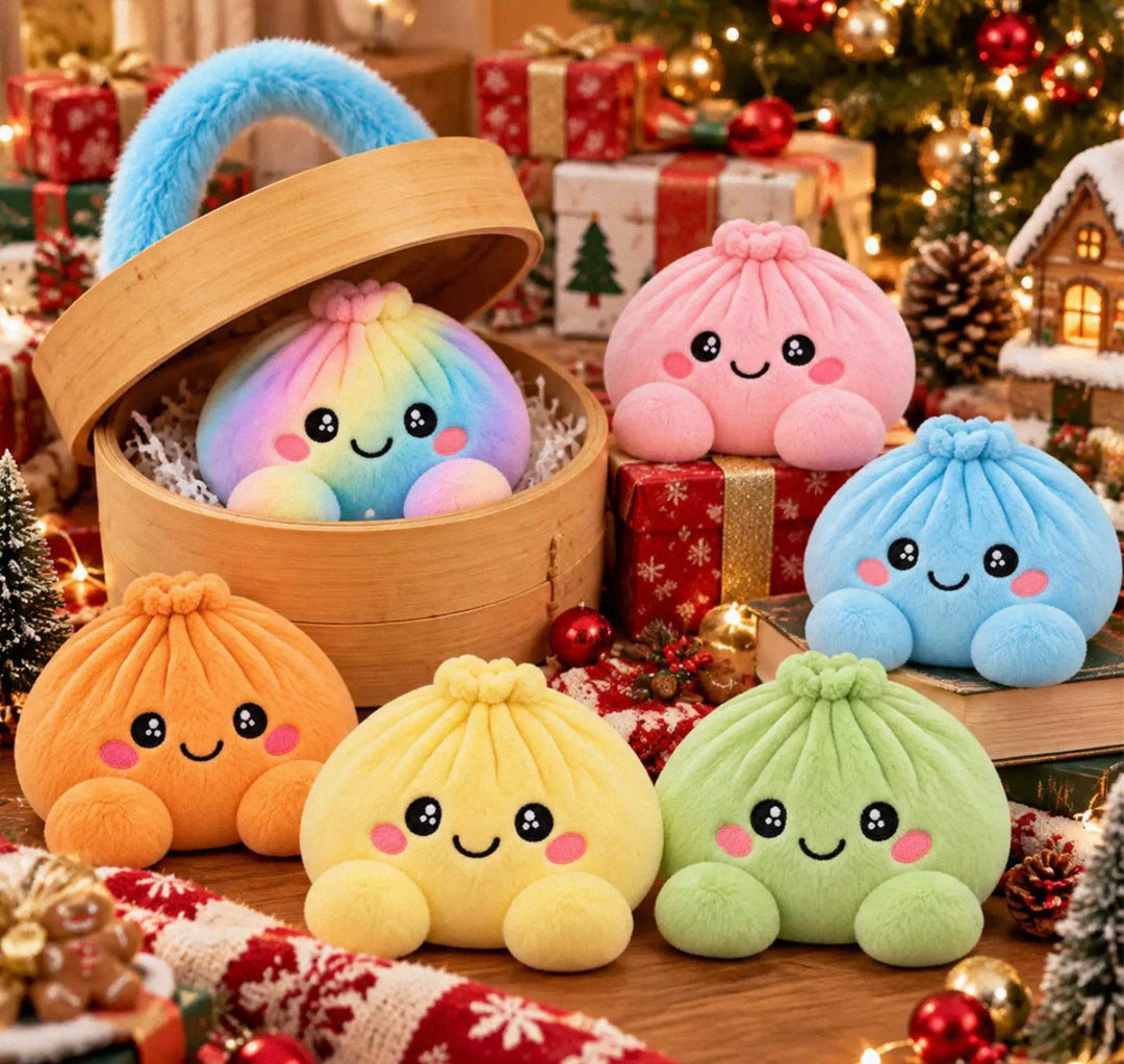 Six peluches raviolis colorées dont une arc-en-ciel dans un panier vapeur, parmi des décorations de Noël 21