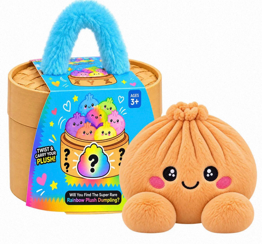 Peluche ravioli orange pêche à joues roses devant la boîte cadeau en bambou à anse bleue 2