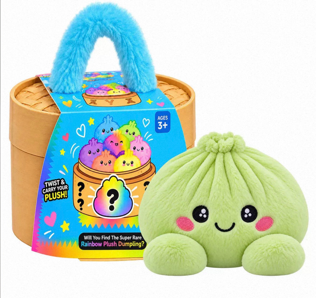 Peluche ravioli vert pomme souriante posée devant la boîte surprise dorée à anse bleue 5