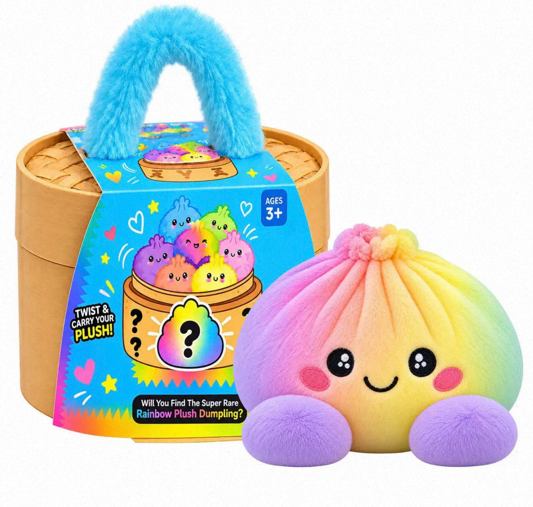 Peluche ravioli arc-en-ciel aux pieds violets devant la boîte surprise à anse bleue 11