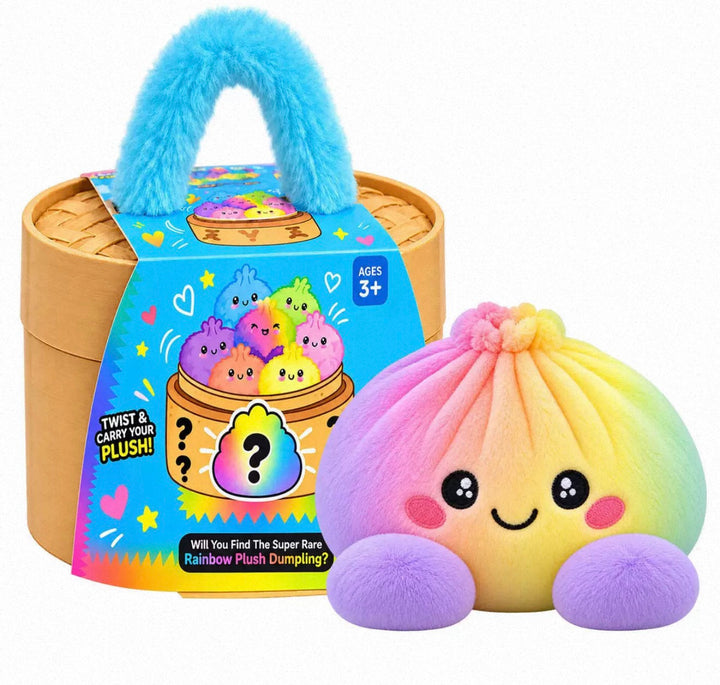 Peluche ravioli arc-en-ciel aux pieds violets devant la boîte surprise à anse bleue 11