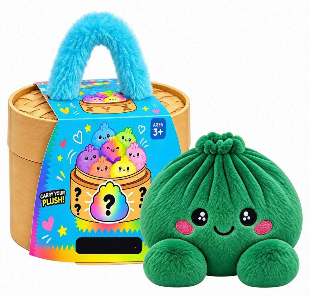 Peluche ravioli vert foncé souriante posée devant sa boîte panier vapeur en bambou avec anse bleue duveteuse 23