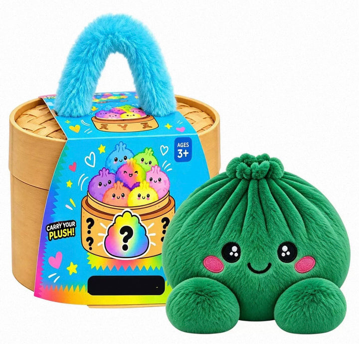Peluche ravioli vert foncé souriante posée devant sa boîte panier vapeur en bambou avec anse bleue duveteuse 23