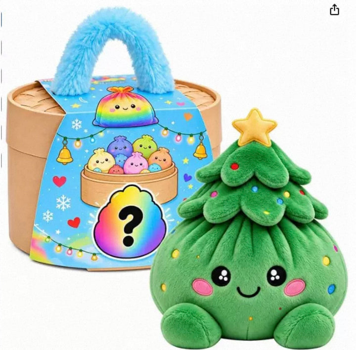 Peluche ravioli vert en forme de sapin de Noël étoilé devant la boîte kraft à anse bleue 14