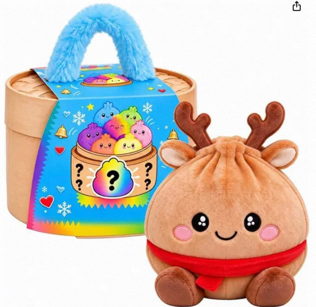 Peluche ravioli renne marron à bois et écharpe rouge devant la boîte kraft à anse bleue 16