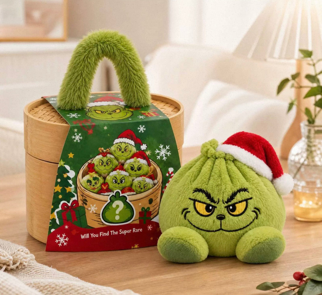 Peluche ravioli verte à bonnet de Père Noël et boîte verte à anse, posées sur une table 20