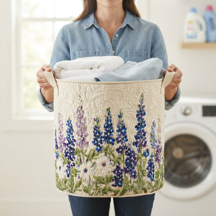 Femme en chemise en jean portant le panier par ses deux poignées en toile, rempli de serviettes blanches, devant un lave-linge. 4