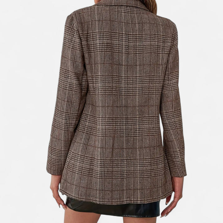 Détail du dos du blazer à carreaux marron porté avec une jupe noire, montrant le motif de tissu et la coupe ajustée. 4