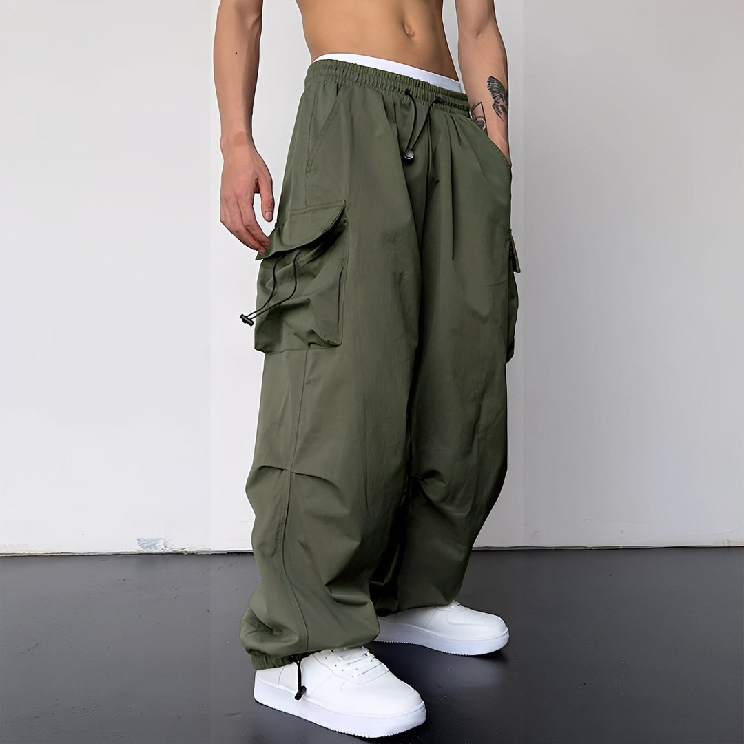 Version vert kaki du pantalon cargo large, portée de trois quarts avec baskets blanches 2
