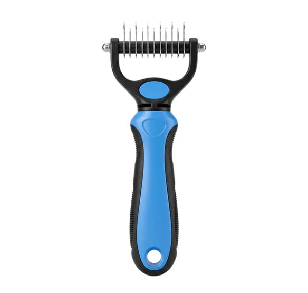 Peigne à poignée bleue et noire vu de face sur fond blanc, côté dents fines et espacées. 10