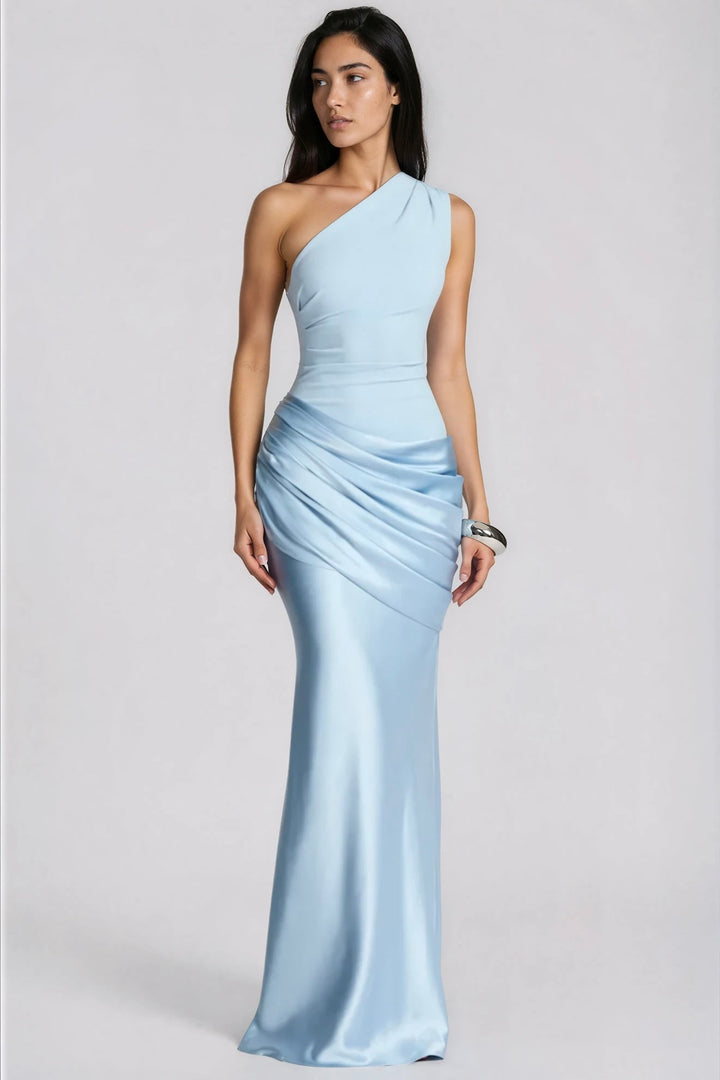 Robe longue bleu clair portée par une mannequin, vue de face en pied, avec un bracelet argenté large au poignet. 1