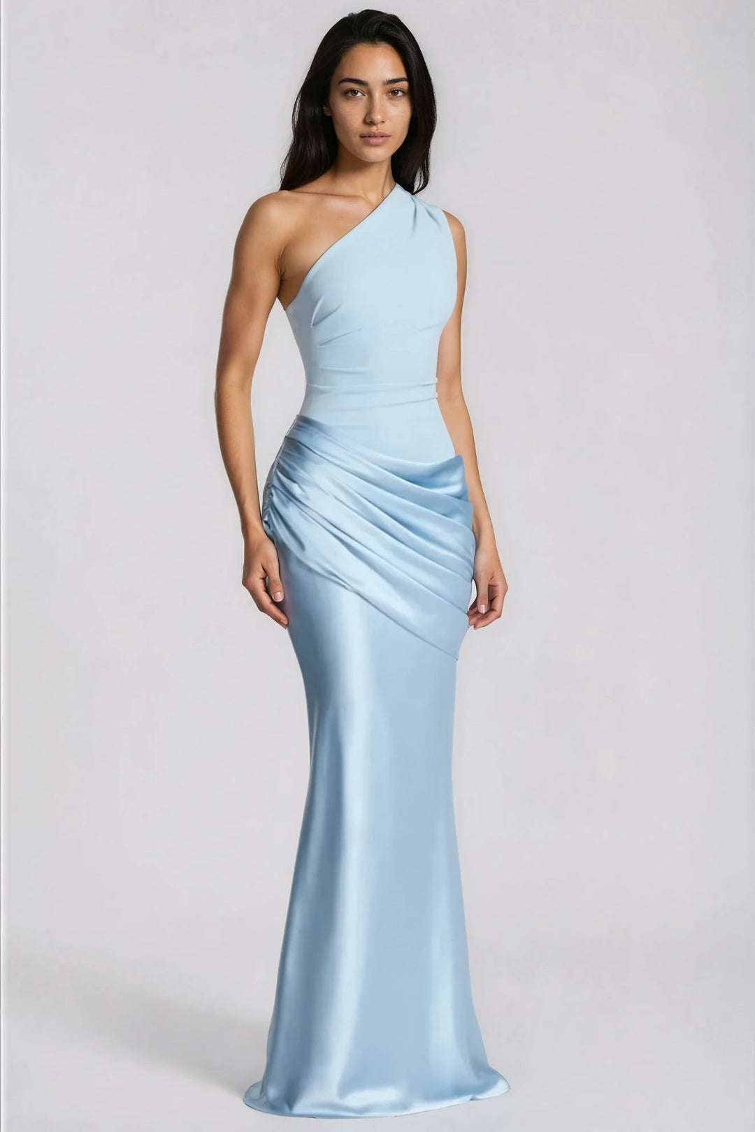Robe longue bleu clair en pied, mannequin de trois quarts, mains le long du corps, bas évasé en satin brillant. 3