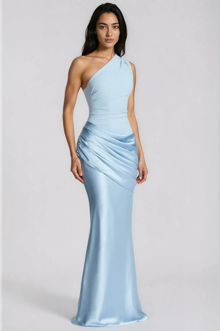 Robe longue bleu clair en pied, mannequin de trois quarts, mains le long du corps, bas évasé en satin brillant. 3