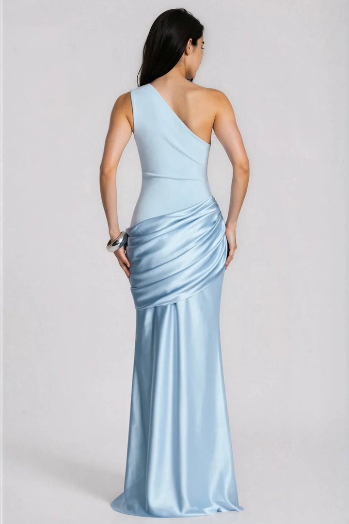 Robe bleu clair vue de dos, avec l'épaule unique, le drapé sur la hanche et le bracelet argenté. 4