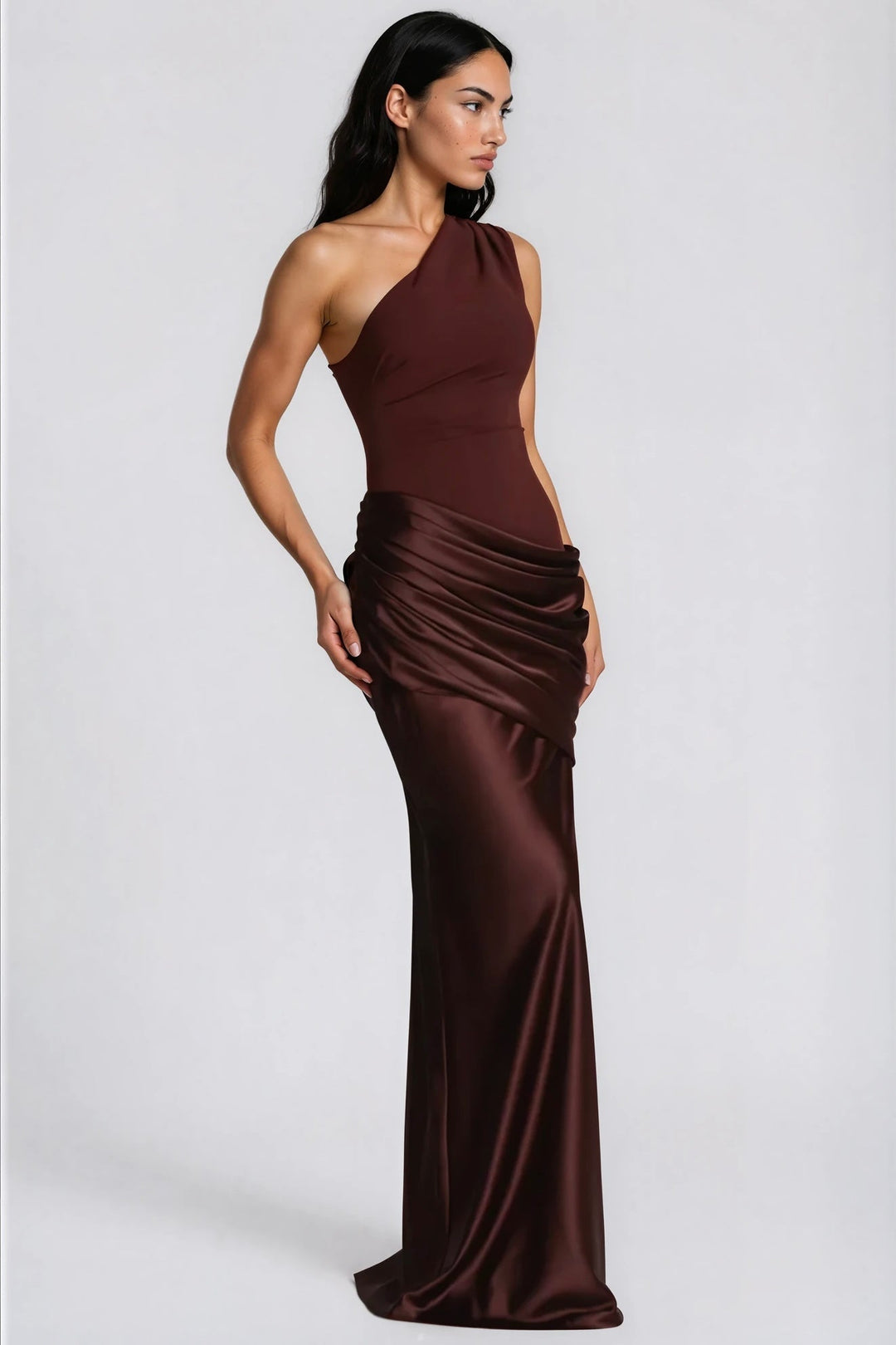 Robe longue bordeaux foncé de profil en pied, silhouette ajustée et jupe en satin fluide. 8