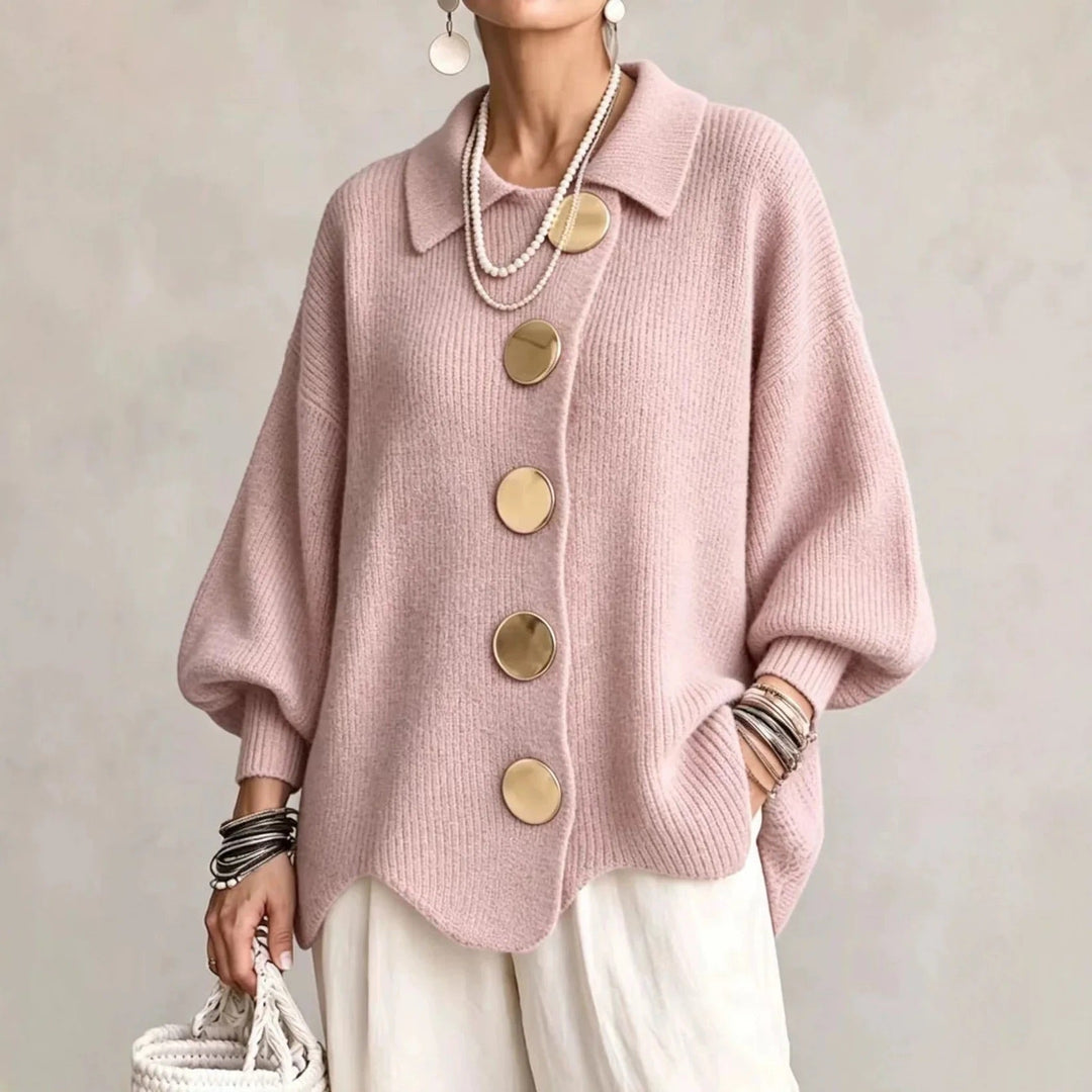 Cardigan rose poudré à boutons dorés et ourlet festonné, porté avec un pantalon blanc et un sac tressé. 6