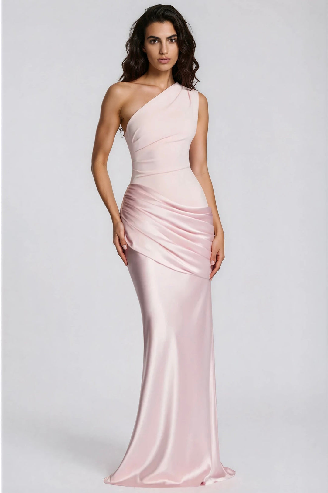 Robe longue rose pâle à une épaule portée en trois quarts par un mannequin aux cheveux ondulés 30