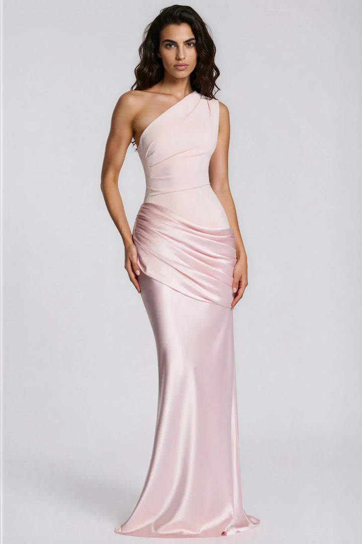 Robe longue rose pâle à une épaule portée en trois quarts par un mannequin aux cheveux ondulés 30