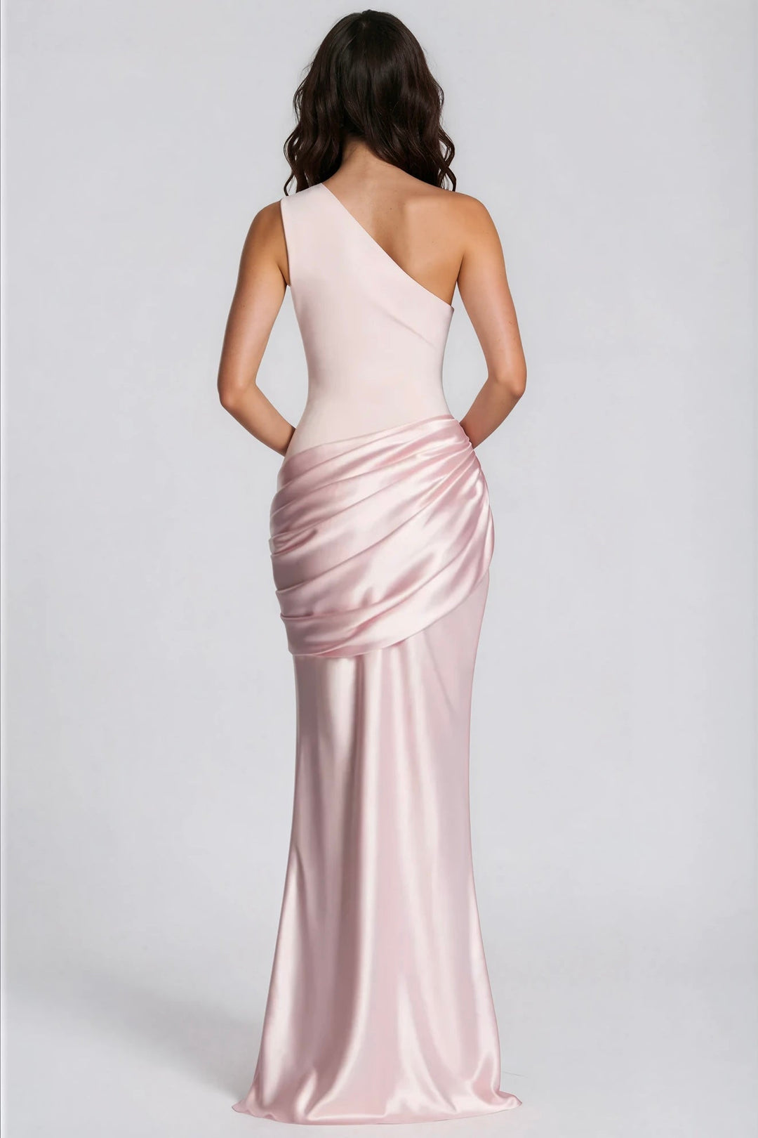 Vue de dos de la robe rose pâle, drapé en satin sur les hanches et jupe longue fluide 31