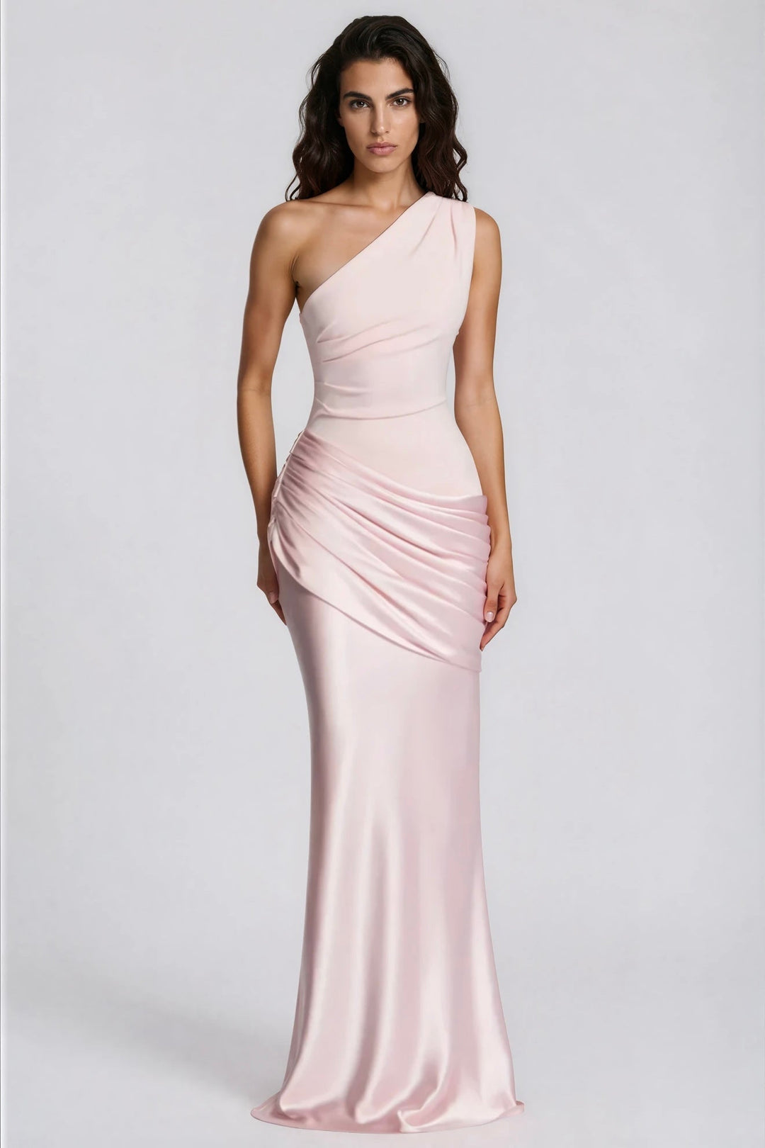 Robe rose pâle portée de face, bras le long du corps, buste plissé et taille drapée 32