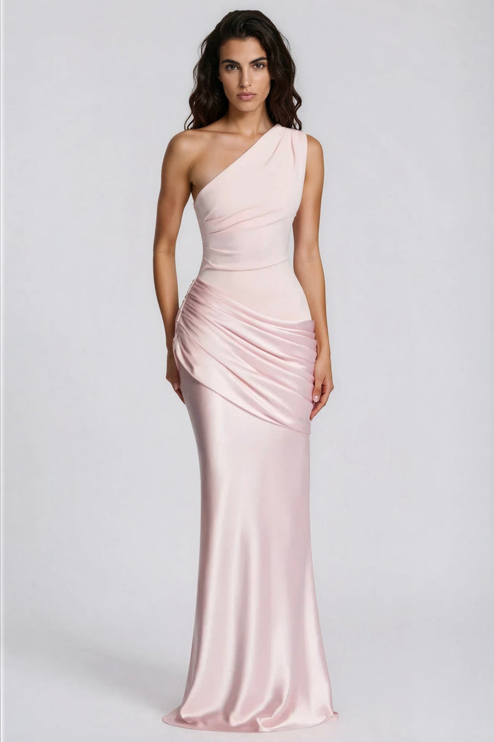 Robe rose pâle portée de face, bras le long du corps, buste plissé et taille drapée 32