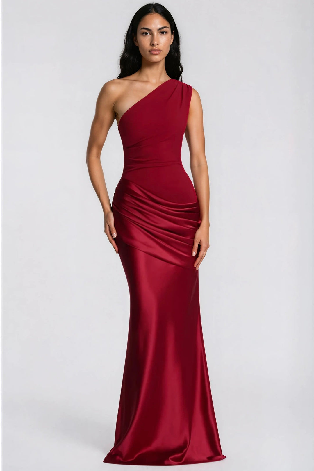 Robe longue rouge bordeaux à une épaule portée de face, taille drapée en satin brillant 34