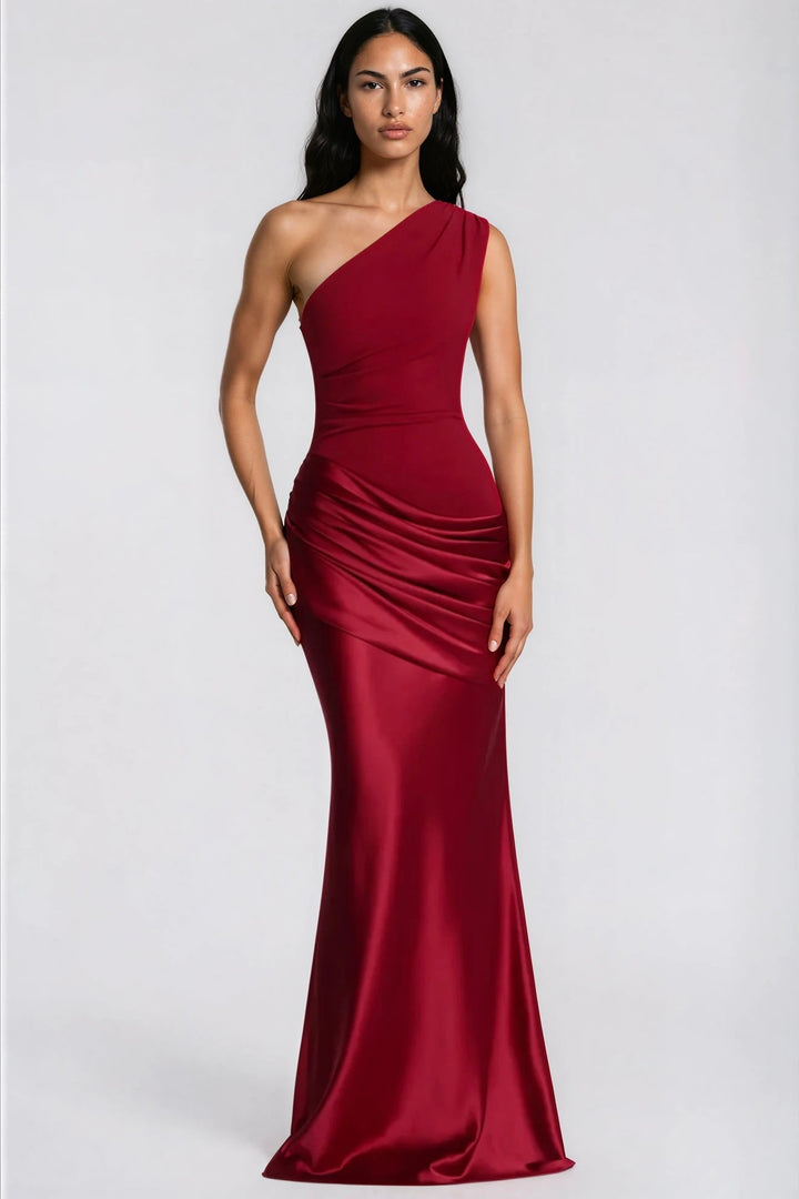 Robe longue rouge bordeaux à une épaule portée de face, taille drapée en satin brillant 34