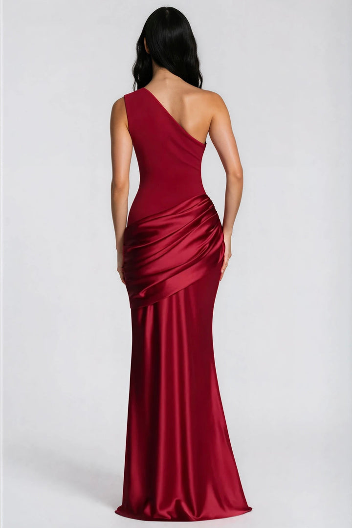 Vue de dos de la robe rouge bordeaux, bretelle asymétrique et drapé en satin sur les hanches 35
