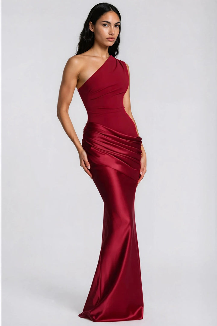 Robe rouge bordeaux portée en trois quarts, silhouette ajustée et jupe longue en satin évasée 36