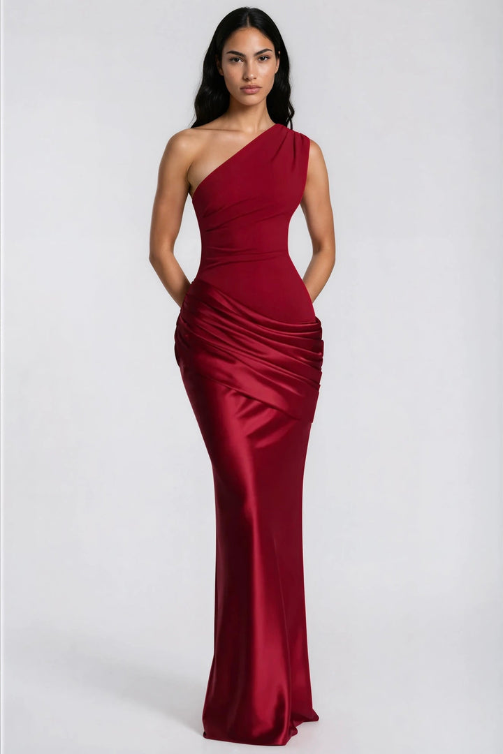 Robe rouge bordeaux portée de face, mains dans le dos, drapé de taille en satin sur le côté 37