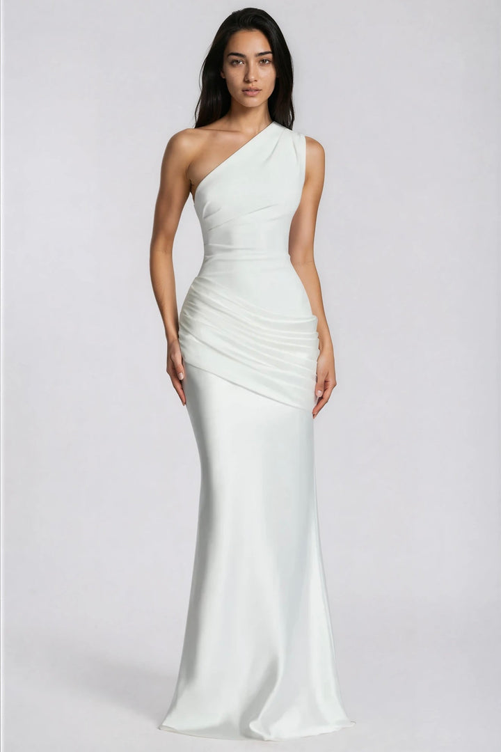 Robe longue blanche portée de face en pied, avec buste plissé et drapé en satin sur la hanche. 5