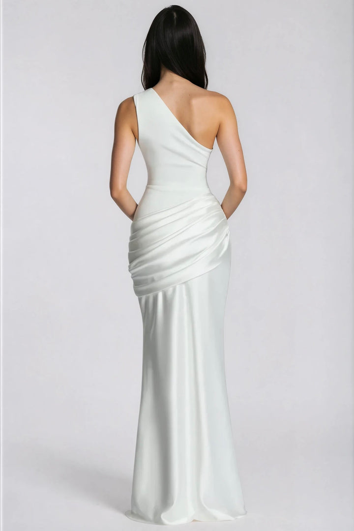 Robe longue blanche vue de dos, épaule asymétrique, drapé en satin sur la hanche et jupe fluide. 10