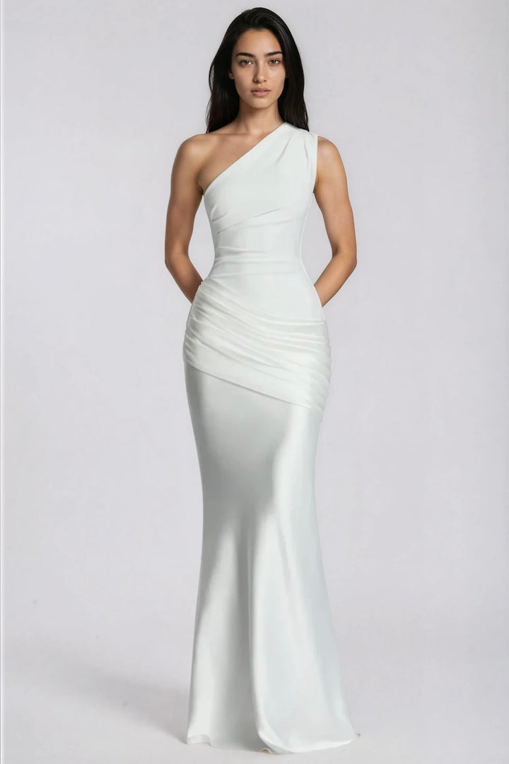 Robe longue blanche en pied, de trois quarts, buste plissé, drapé sur la hanche et bas évasé. 12