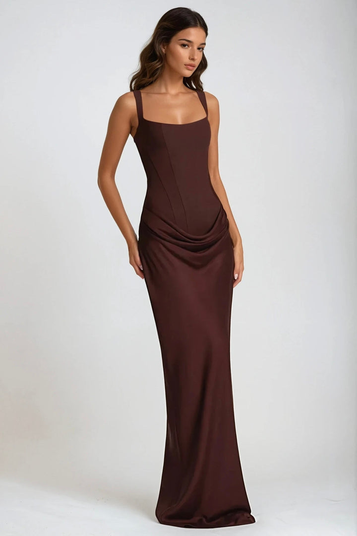 Robe marron chocolat vue en trois-quarts, corsage à coutures verticales et drapé sur la hanche 6