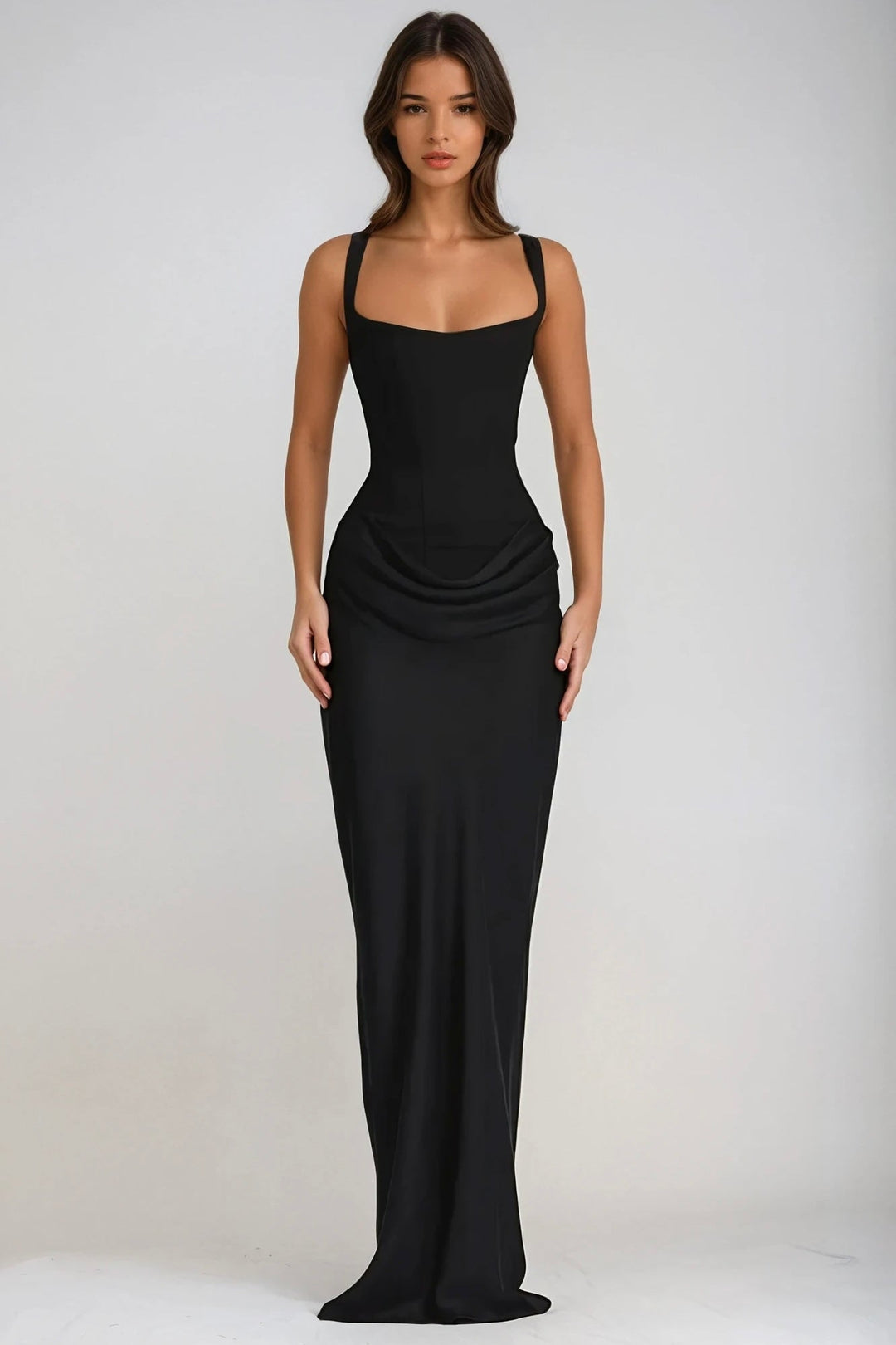 Robe longue noire vue de face en pied, silhouette fourreau et drapé sur les hanches 28