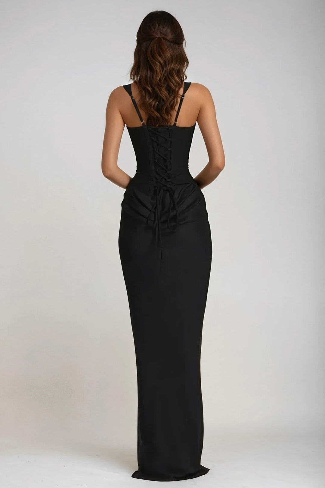 Dos de la robe noire avec laçage corset croisé, bretelles fines réglables et drapé aux hanches 27
