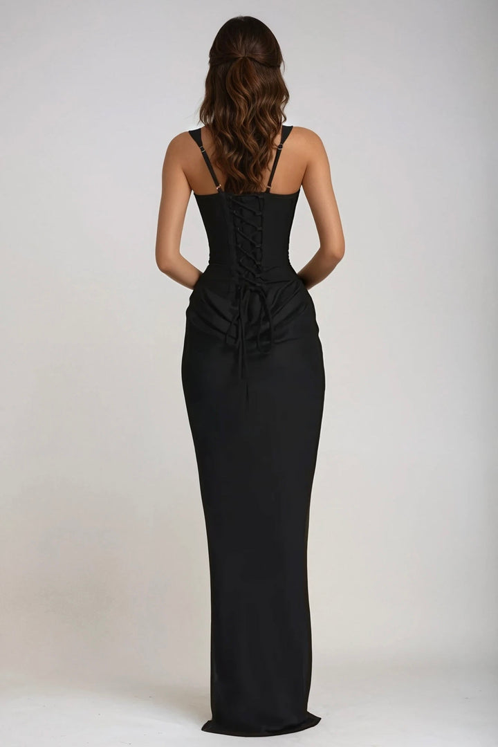 Dos de la robe noire avec laçage corset croisé, bretelles fines réglables et drapé aux hanches 27