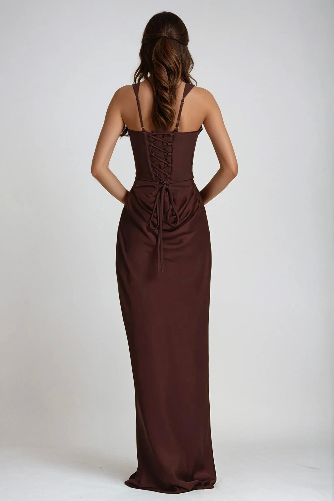 Dos de la robe marron chocolat, laçage corset, bretelles réglables et drapé froncé 7