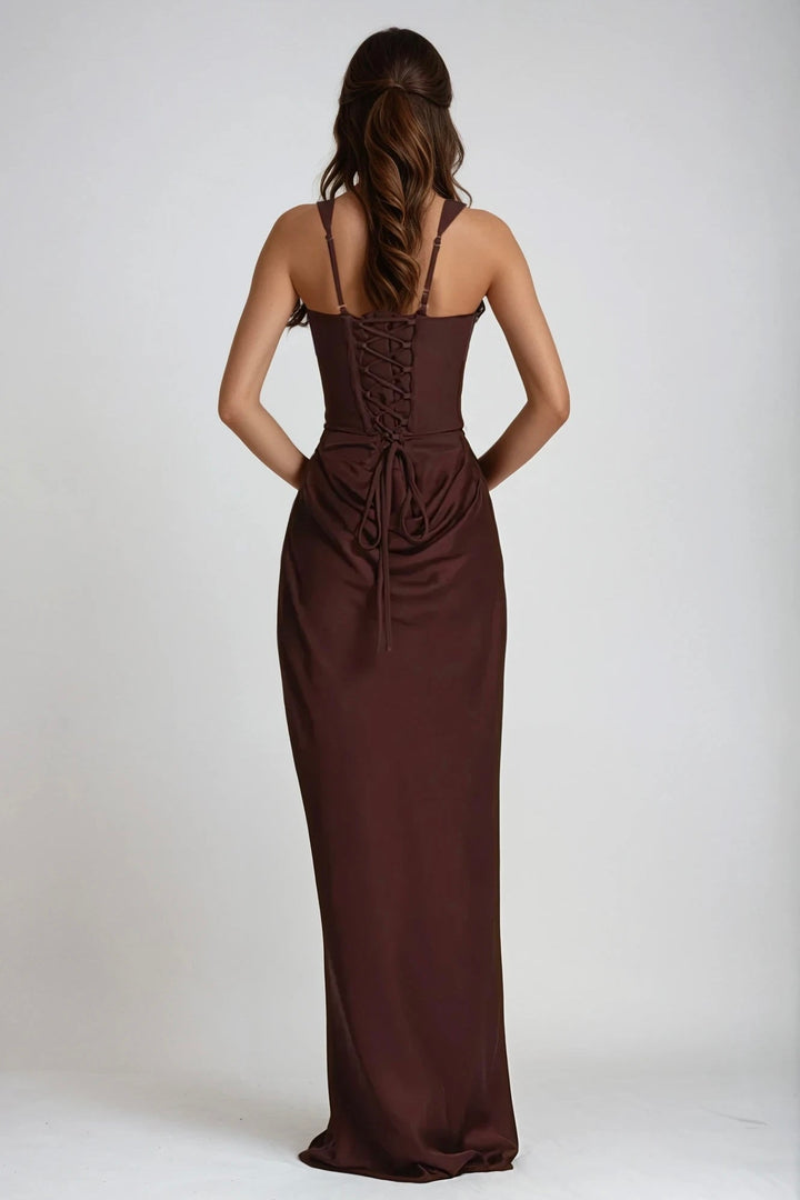 Dos de la robe marron chocolat, laçage corset, bretelles réglables et drapé froncé 7