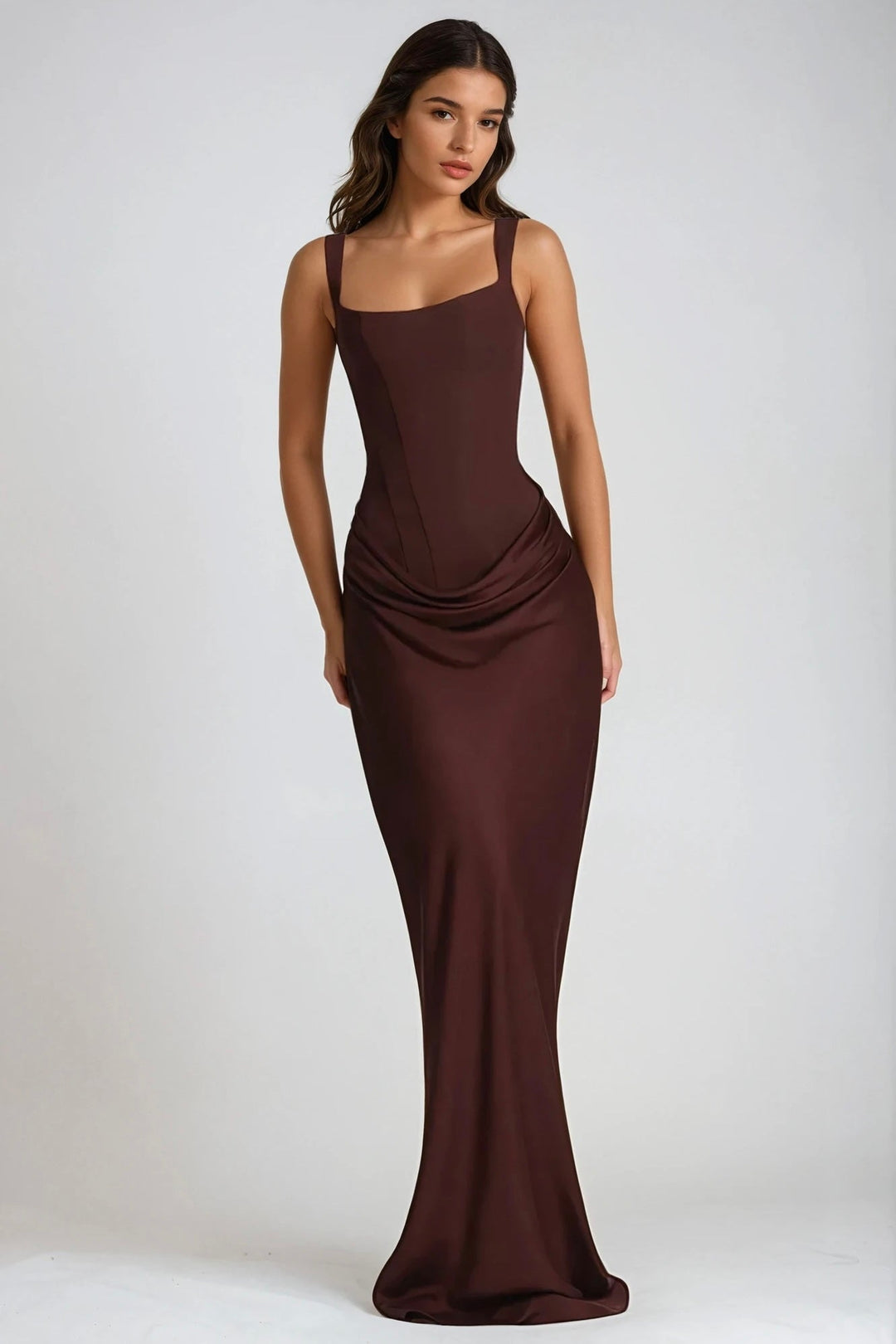 Robe longue marron chocolat portée de face, encolure carrée, corsage ajusté et drapé froncé 5