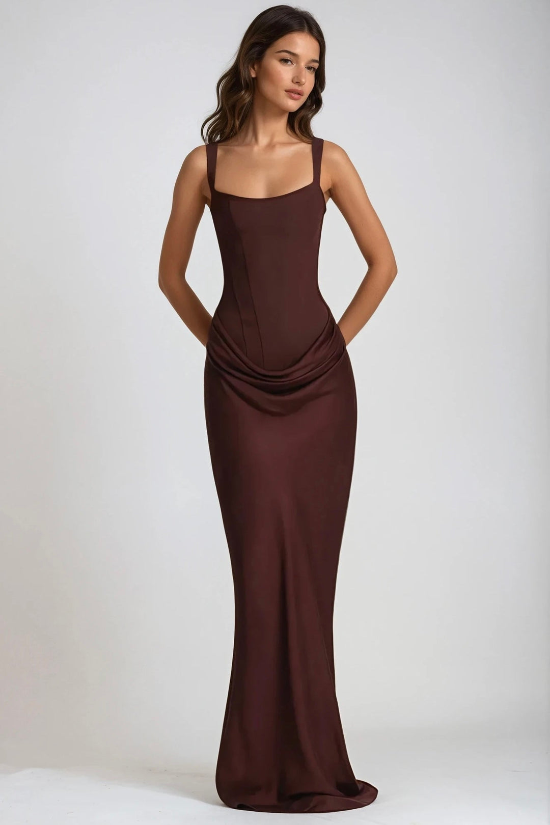 Robe marron chocolat portée de face, mains dans le dos, silhouette ajustée jusqu'au sol 8