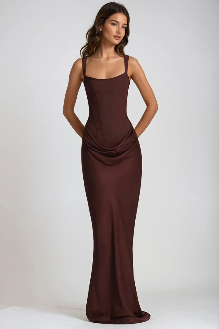Robe marron chocolat portée de face, mains dans le dos, silhouette ajustée jusqu'au sol 8