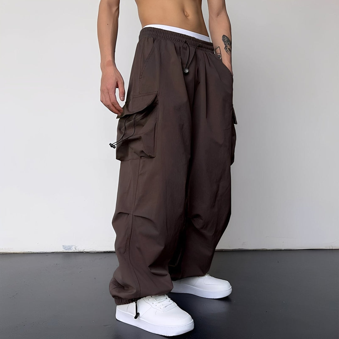 Version marron foncé du pantalon cargo baggy, portée de trois quarts avec baskets blanches 6
