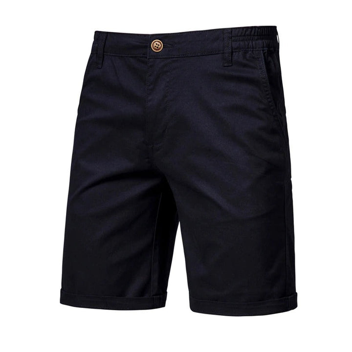 Vue de face du short noir avec ceinture élastique, bouton marron, poche latérale et bas retroussé. 6