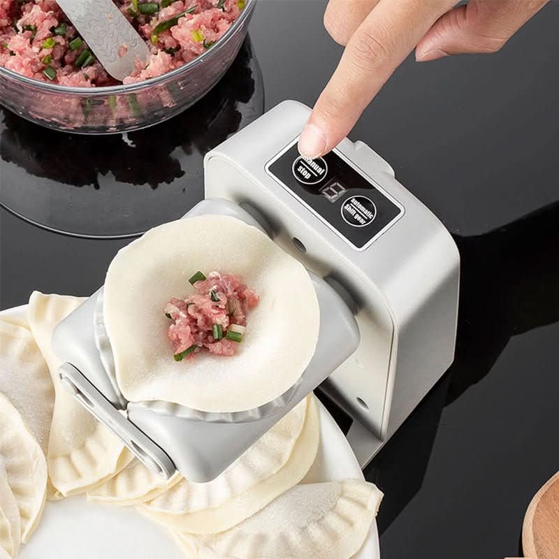 Un doigt appuie sur le bouton du panneau de commande de la machine, pâte garnie de viande et ciboule posée sur les moules. 2