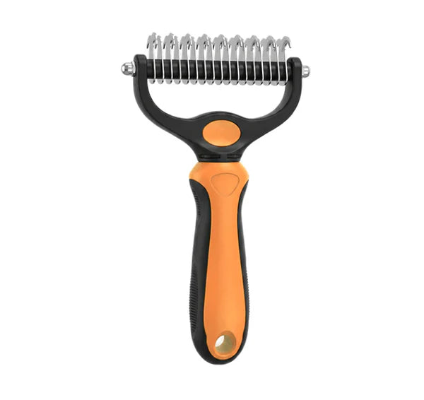 Peigne à poignée orange et noire vu de face, côté lame aux dents crochues en acier. 15